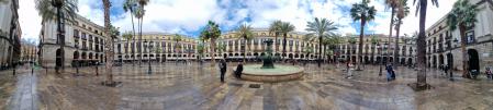 Vista panorámica de la Plaza Real de Barcelona.