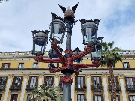 Parte superior de la farola de Gaudí en la Plaza Real de Barcelona.