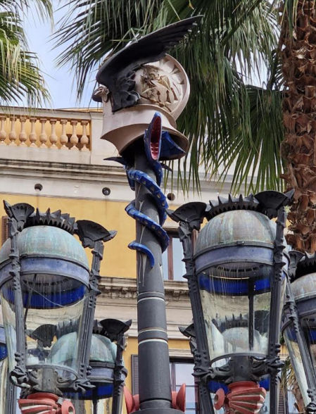 Detalle de la parte superior de la farola de Gaudí.