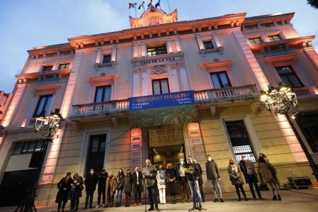 La concentración de rechazo se ha llevado a cabo en la plaza del Ayuntamiento