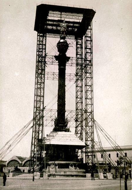 Final del montaje del monumento a Colón con motivo de la Exposición Universal de 1888.