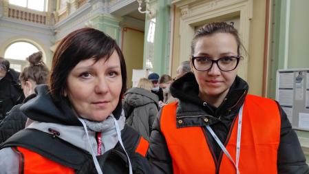 Las ucranianas Irina y Tetiana Tarasenko, suegra y nuera, voluntarias para atender a refugiados en la estación de tren polaca de Przemysl. Escaparon de Lviv al inicio de la guerra