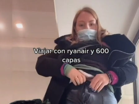 La joven enseña las capas que lleva encima