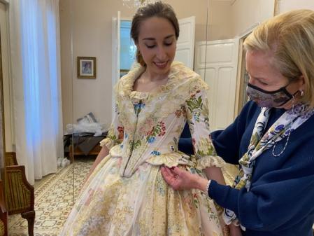 La fallera María Hércules se viste en el probador de Amparo Fabra