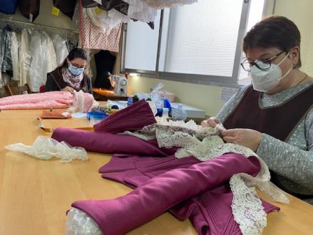 Las modistas en el taller trabajan estos días sin parar para terminar los vestidos de valenciana