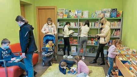El Ayuntamiento de Guissona ya imparte cursos y clases a refugiados guerra Ucrania en la biblioteca municipal