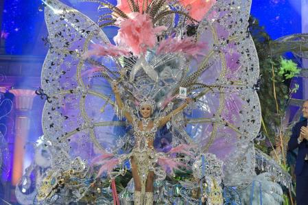 La reina se convirtió en una mariposa llena de brilli brilli