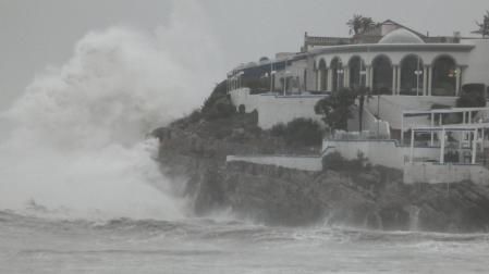 Ola gigante en la llevantada en Les Casetes del Garraf.
