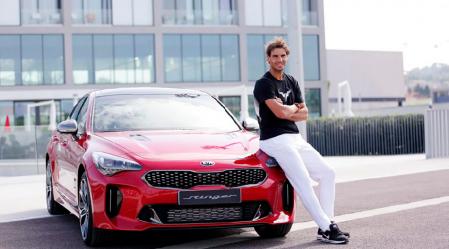 Rafa Nadal posa con su Kia Stinger GT