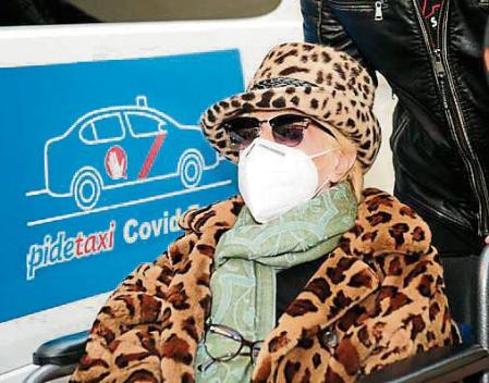 Concha Velasco sale de la residencia para asistir al teatro a 12 de Marzo de 2022 en Madrid (España). CONCHA VELASCO;MANUEL VELASCO;TEATRO; Manuel Pinilla Cruces / Europa Press 13/03/2022