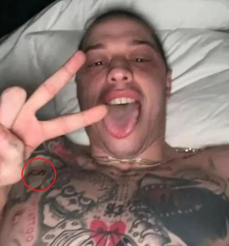 El humorista luce un tatuaje con el nombre de 'Kim'.