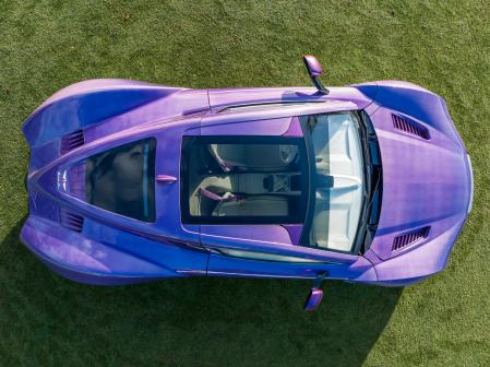 El techo cuenta con una superficie acristalada que inunda de luminosidad del habitáculo&nbsp;