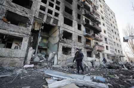 Kyiv (Ukraine), 14/03/2022.- Ukrainians clean debris of a shelled building in Kyiv (Kiev), Ukraine, 14 March 2022. At least one person was killed, Kyiv mayor Klitschko said. Russian troops entered Ukraine on 24 February prompting the country's president to declare martial law and triggering a series of announcements by Western countries to impose severe economic sanctions on Russia. (Rusia, Ucrania) EFE/EPA/SERGEY DOLZHENKO