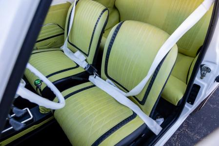 Los cinturones de los asientos delanteros tienen la banda de color blanco&nbsp;