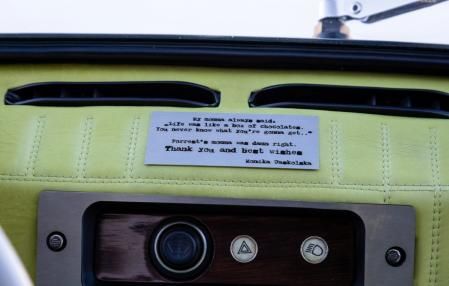 En la parte central del salipcadero hay una placa con la inscripción de la frase más célebre que pronunció Hanks cuando interpretó a Forrest Gump&nbsp;