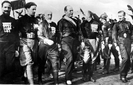 El dictador Benito Mussolini junto al general Emilio de Bono y el aviador Italo Balbo en la Marcha sobre Roma