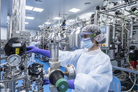 Producción de la vacuna de Hipra en la fábrica de Amer