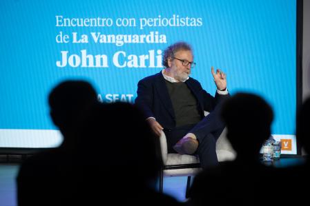 Carlin charla animadamente en un momento del encuentro