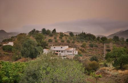 La calima impide ver las montañas de la sierra de Mijas.