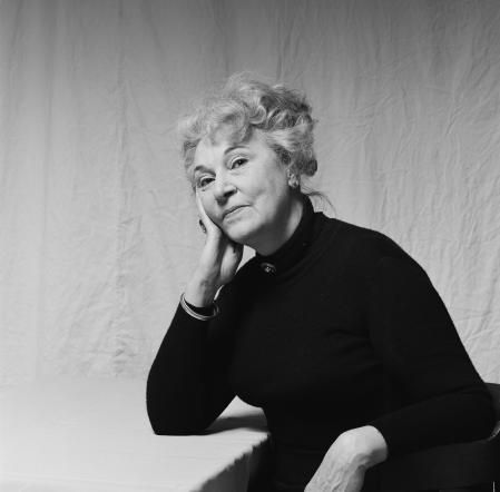 Carmen Herrera no consiguió hacerce un nombre en el mundo del arte hasta los 89 años. Aquí, en 1977 y  fotografiada con 62 años en 1977 por Kathleen King