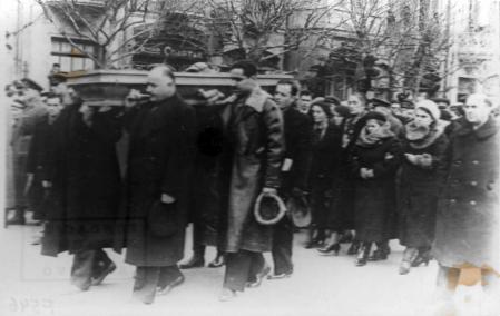 Imagen del funeral de José Díaz en Tiflis (Georgia) en marzo de 1942. Dolores Ibárruri (4ª a la dcha.) acompaña a su viuda.