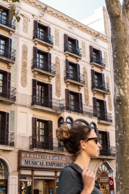 El hotel está ubicado en las Ramblas, frente a la fuente de Canaletas y muy cerca de ll Boquería