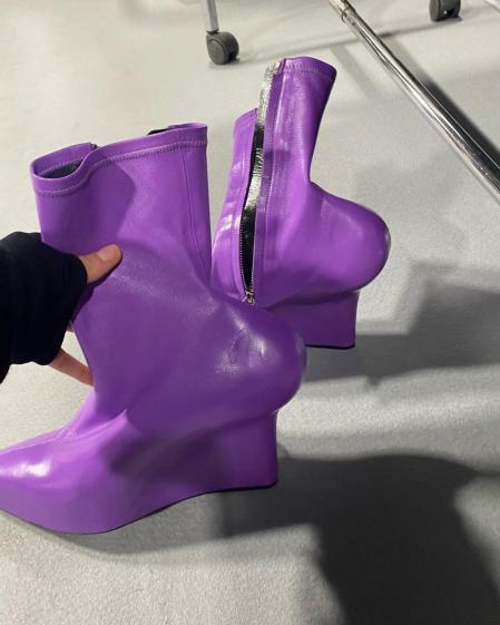 Bella Hadid muestra las botas de Givenchy