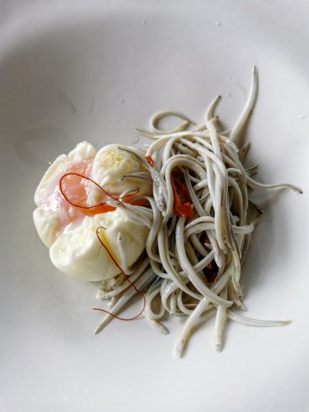 Cococha de merluza a la brasa con caviar