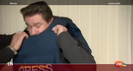 Óscar Mijallo, corresponsal de RTVE en Kyiv, se pone el chaleco antibalas en directo