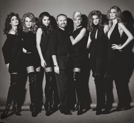 De izquierda a derecha: Stephanie Seymour, Karen Mulder, Helena Christensen, Gianni Versace, Linda Evangelista, Cindy Crawford y Claudia Schiffer en 1991