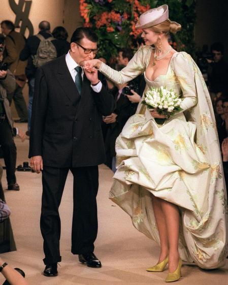 Claudia Schiffer junto a Yves Saint Laurent