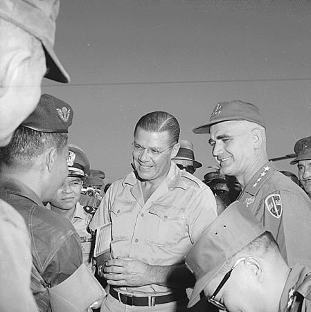 McNamara con el general Westmoreland en Vietnam, año 1965.