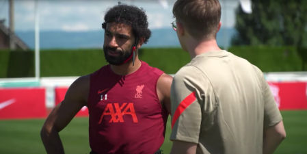 Electrodos en la cabeza La estrella del Liverpool, Mohamed Salah, en una imagen de pretemporada realizando ejercicios a balón parado. A través de los sensores se registra su actividad cerebral en cada situación.