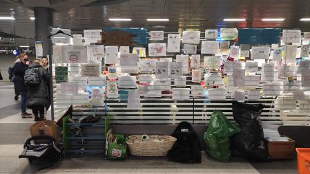 Dibujos realizados por niños refugiados de Ucrania, en el centro de recepción instalado en un nivel subterráneo de la estación central del tren de Berlín. Foto tomada el 14 de marzo de 2022