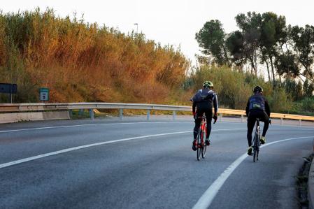 El casco será siempre obligatorio en carretera para los ciclistas&nbsp;