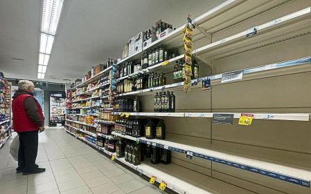 MADRID, 19/03/2022.- Un hombre observa unas estanterías vacías de aceite en un supermercado de Madrid este sábado. Los supermercados y grandes superficies comienzan ya a sufrir las consecuencias de la huelga de transportistas, con desabastecimiento de productos esenciales como arroz, pasta, aceite, vacuno, pescado y harinas, mientras que comercios locales y mercados de proximidad resisten la embestida. EFE/Sergio Pérez