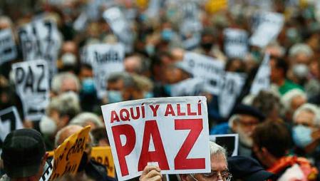 GRAF2938. MADRID, 20/03/2022.- Cientos de personas participan en una manifestación contra la guerra en Ucrania convocada por UGT y otras organizaciones sociales por el centro de Madrid. EFE/Sergio Pérez