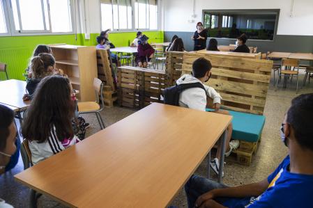Foto a un aula de grandes dimensiones de un instituto de Terrassa, Jaume Cabré, la directora es Maribel Tarrés. Este aula está dividida por muebles como sofás y armarios, así pueden dar clases a varios grupos burbujas a la vez - foto: Montse Giralt
