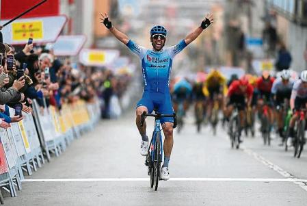 El australiano Michael Matthews (BikeExchange) es el primer líder de la Volta a Catalunya de 2022. VOLTA A CATALUNYA 21/03/2022