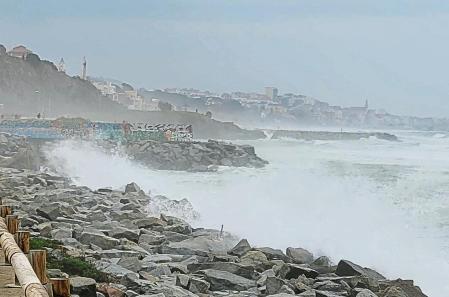 Temporal a la costa del Maresme, entre Badalona i Montgat
