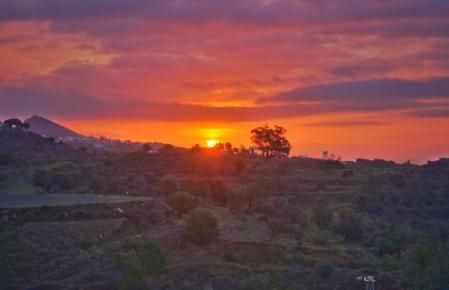 Amanecer nublado de primavera en Mijas.