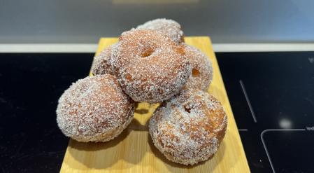 Es probable que hayas heredado una receta de buñuelos de tu madre o abuela, pero si no es así, nosotros te compartimos la de Miquel Antoja. Junto con la torrija, estos dulces son muy típicos de la Semana Santa y hay pocos que se resistan a comerlos. Puedes rellenarlos con crema para un resultado más goloso.
