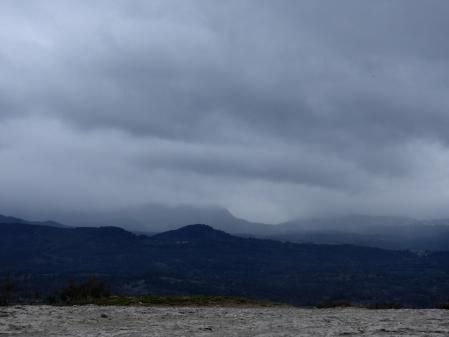 Cielo nublado que anuncia fuertes lluvias.