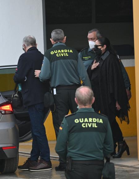 Isabel y Agustín Pantoja durante su marcha por la puerta de atrás del juzgado.