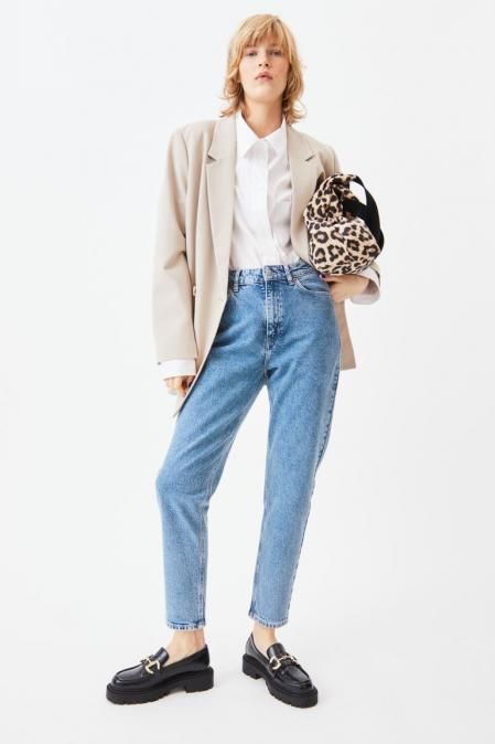 Vaqueros 'mom' de H&M (24,99 euros)