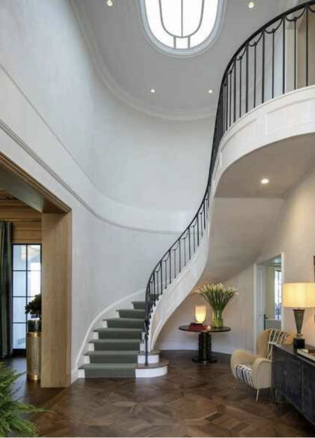 Vestíbulo que comunica la planta baja con la principal.