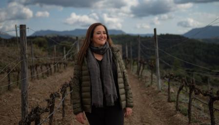 Merche Dalmau en el viñedo