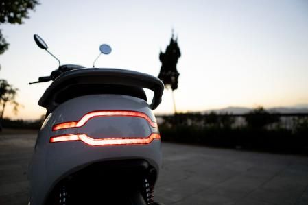 Al quitar el contacto, la luz de posición y las luces laterales se mantienen encendidas durante unos segundos&nbsp;