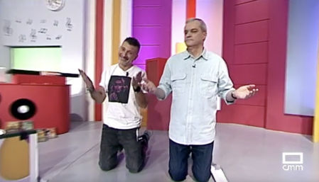 Ramón García y el Maestro Benji se arrodillan para disculparse por criticar a Rosalía