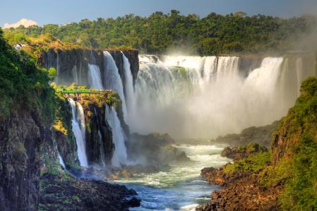 Cataratas del Iguazú (Brasil y Argentina). Una espectacular frontera natural entre los países de Brasil y Argentina. La fuerza del agua y la belleza de la fauna y la flora forman un lugar mágico. Están formadas por 275 saltos, la gran mayoría se ubican en el lado argentino